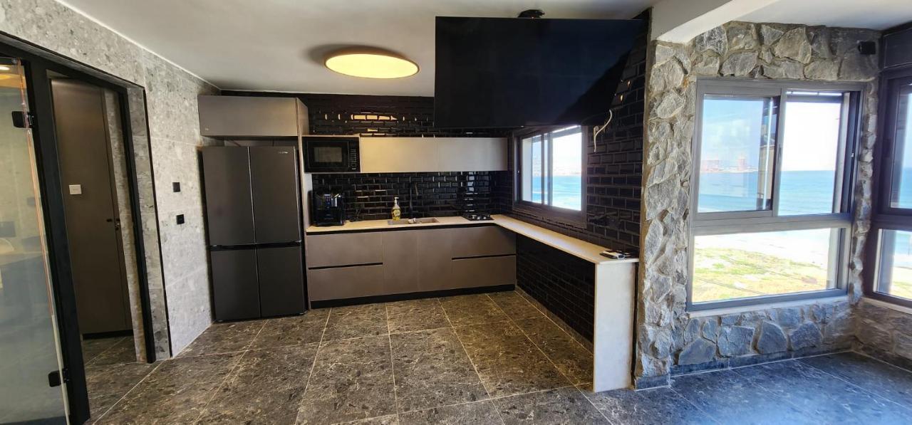 מבנים בים 75 Suites At Sea Хайфа Экстерьер фото