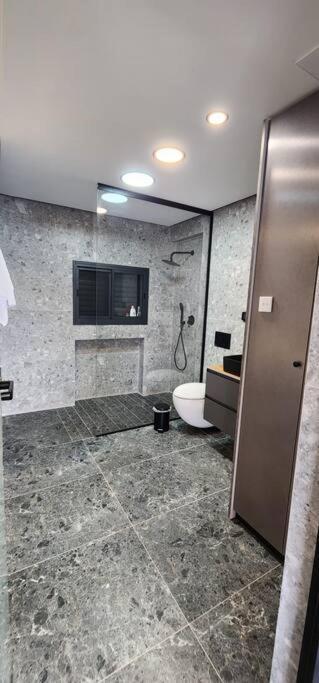 מבנים בים 75 Suites At Sea Хайфа Экстерьер фото