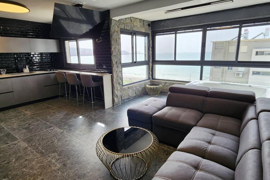 מבנים בים 75 Suites At Sea Хайфа Экстерьер фото